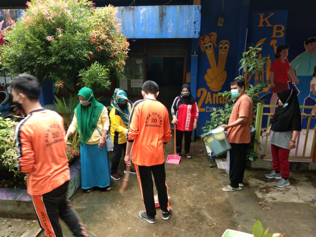 Kerja Bakti Di Kantor Kelurahan Selili