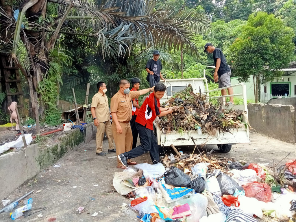 Kerja Bakti hati PKK