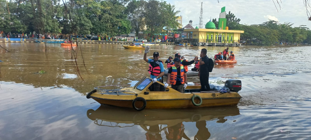 Bapak Walikota Kota Samarida Dr. H. Andi Harun,S.T.,S.H.,M.Si Memantau Langsung Gotong Royong Massal Seluruh Pegawai Kota Samarinda