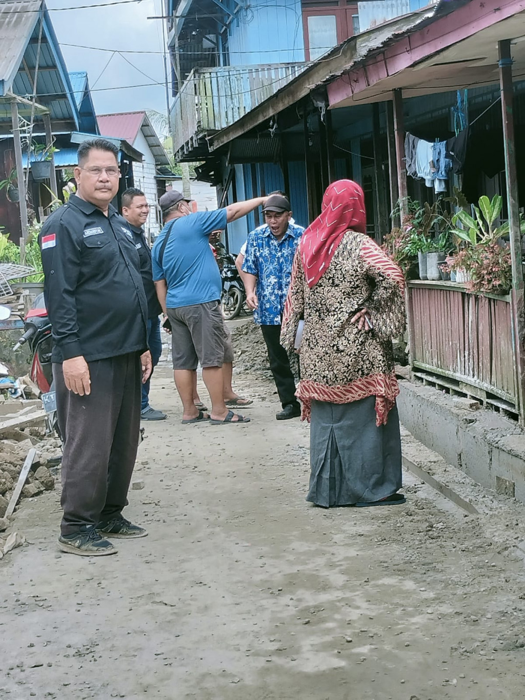 Meninjau Pekerjaan Pokmas Manunggal Jaya kegiatan Program probebaya