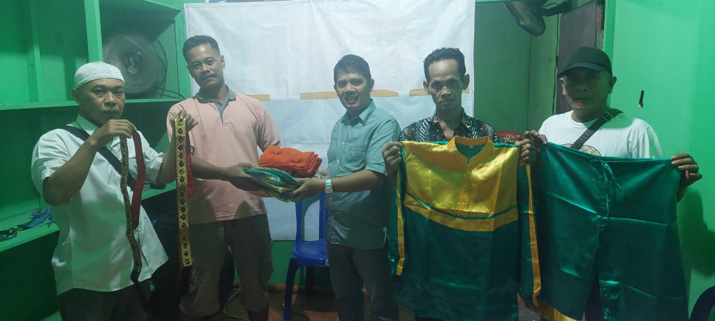 Program Probebaya Pembagian Seragam Reok Dan Umbul-Umbul  Dilaksanakan Pokmas Manunggal Jaya