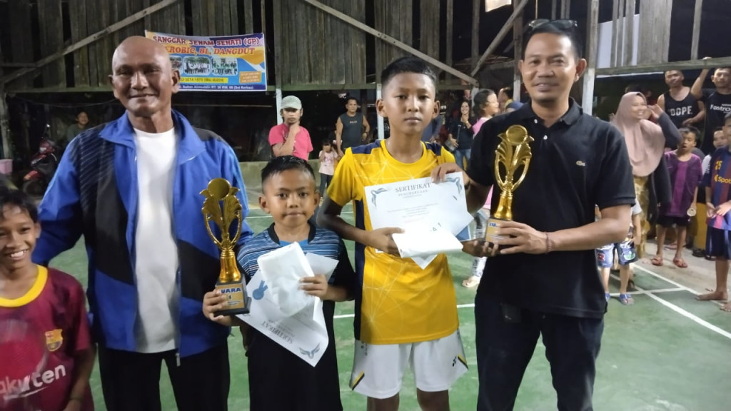 Menghadiri Acara Penutupan Lomba Bulutangkis PB SEHATI