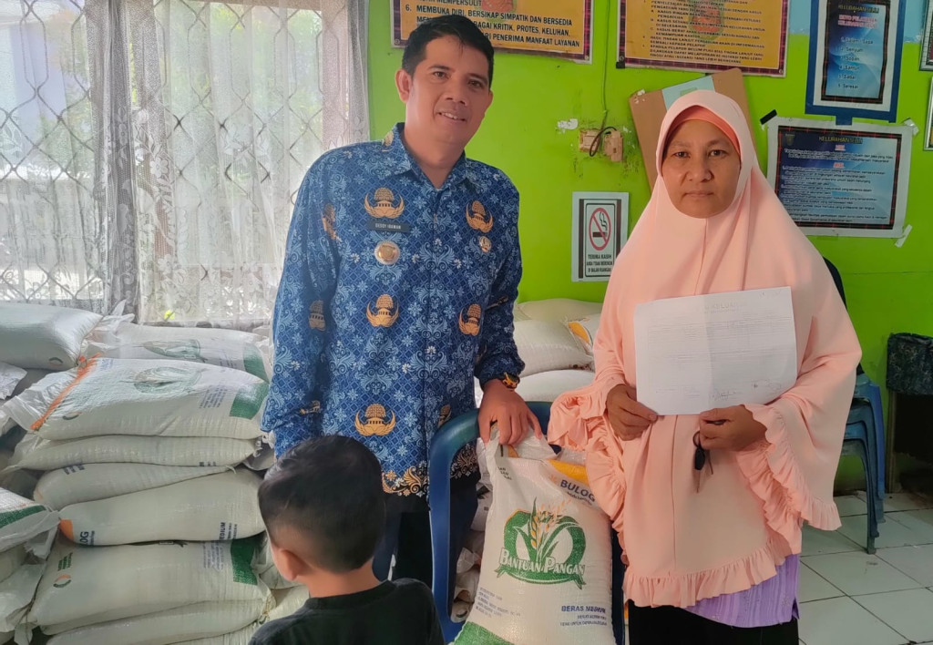 Pelaksanaan Pembagian Beras dari Badan Pangan Nasional di Kelurahan Selili (18 September 2023)
