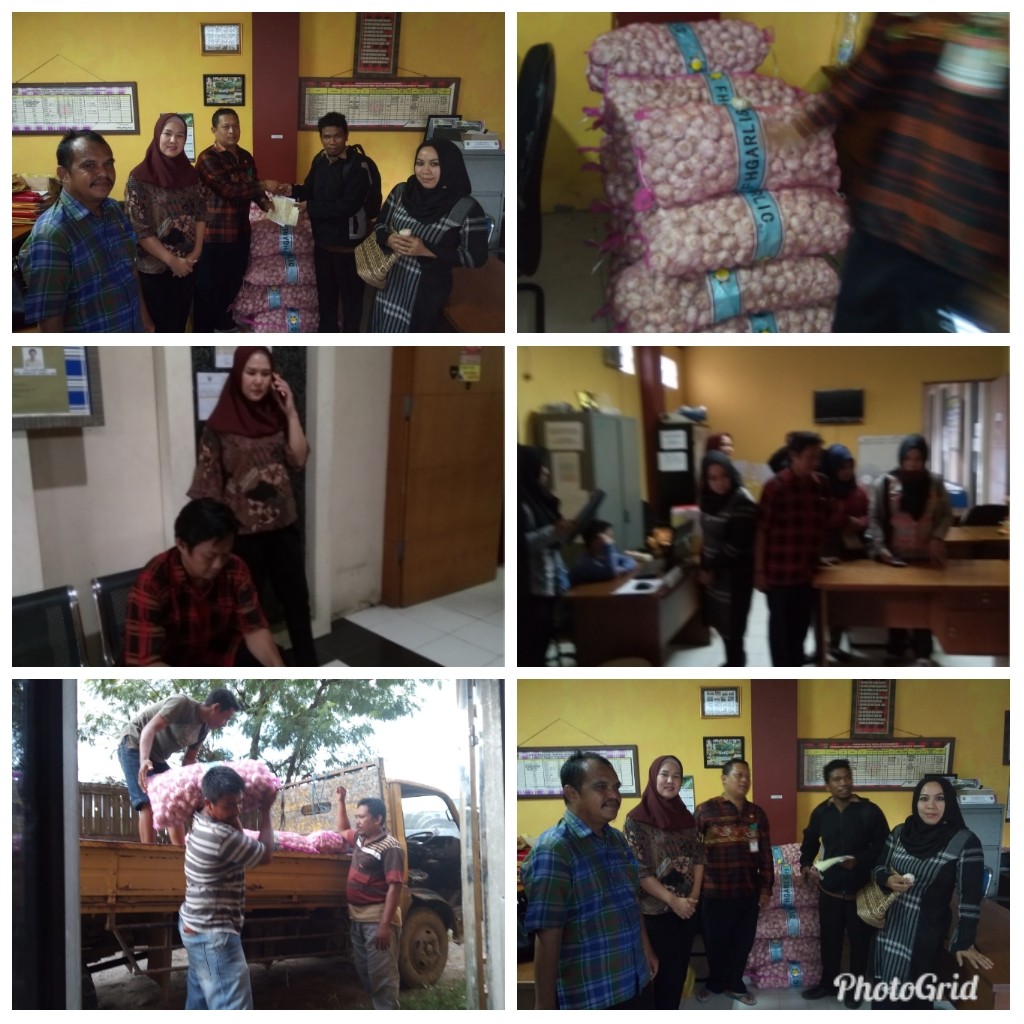 Pembagian bawang putih ke masyarakat