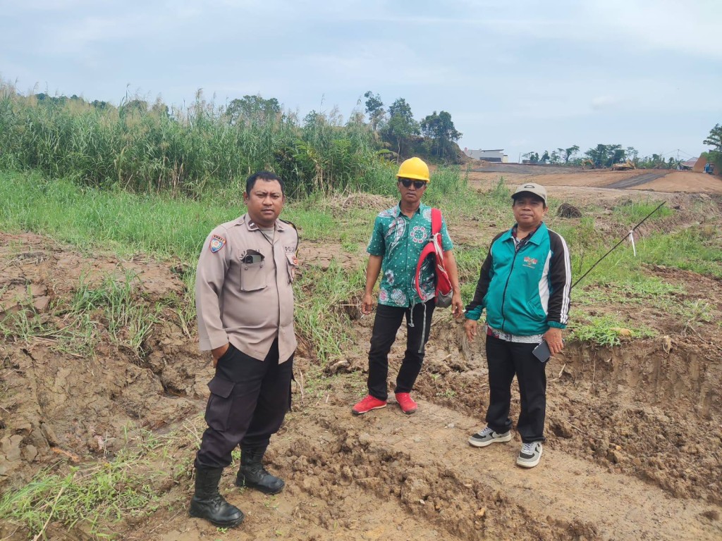 Giat, Kamis 09 Oktober 2025 Peninjauan lokasi tanah di Jl AW Syahrani Pondok Alam Indah RT 02 an. Bu eka dihadiri Kasi Tapem beserta staf dan Bhabinkantibmas Kelurahan.