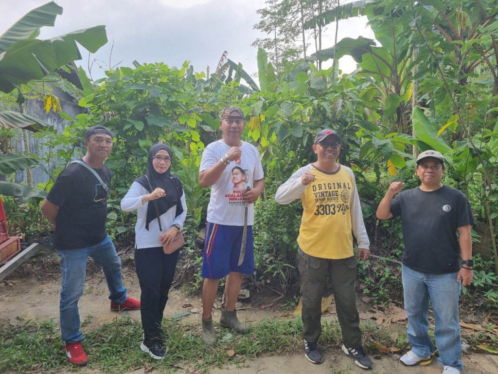 Giat, Minggu 12 Oktober 2025 Melaksanakan kerja bakti rutin dilingkungan Jl. KH Wahid Hasyim GG H.Bahrun RT 03, Perumahan Pinang Mas RT 06 dan Jl. KH Wahid Hasyim GG Lorong Abadi RT 12 pada Kelurahan Sempaja Barat