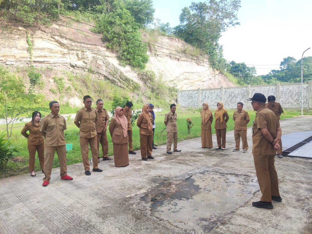 Melaksanakan apel Senin pagi di kelurahan sempaja barat dipimpin oleh Lurah.