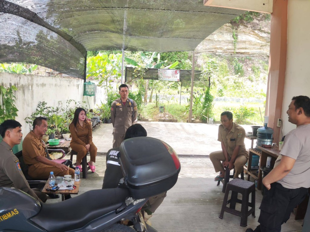 Monitoring dari Satpol PP Kota Samarinda dihadiri Kasi Tapem beserta staf dan Bhabinkantibmas.