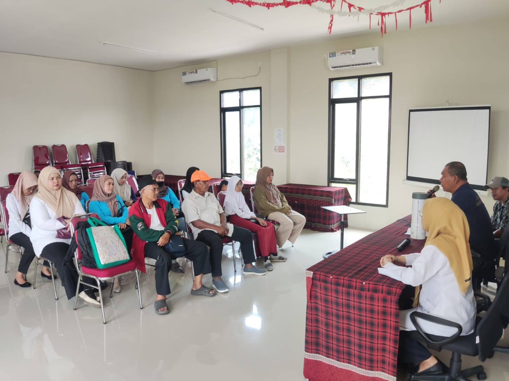 Giat, Rabu 15 Oktober 2025 Penyerahan Bantuan kepada warga RT 07 pada kegiatan Probebaya bidang Pemberdayaan Tahun Anggaran 2025 ‎