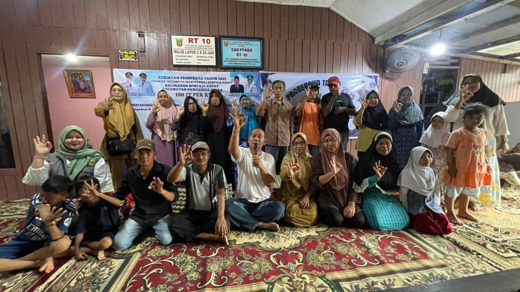 Giat siang, Senin 20 Oktober 2025 ‎ ‎Penyerahan Bantuan kepada warga RT 10 pada kegiatan Probebaya bidang Pemberdayaan Tahun Anggaran 2025