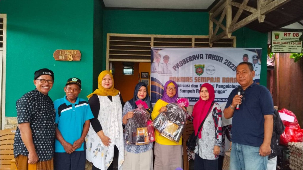 Penyerahan Bantuan kepada warga RT 08 pada kegiatan Probebaya bidang Pemberdayaan Tahun Anggaran 2025 ‎