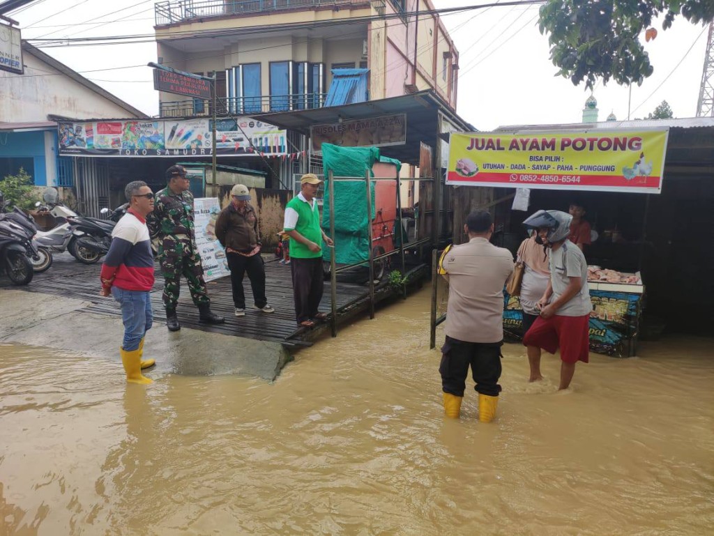 Giat, Jum'at 24 Oktober 2025 Menindaklanjuti laporan warga tentang penumpukan ayam & Mendapatkan Kunjungan dari Bisnis Asisten Kementerian Koperasi an. Bapak Binssar Wijaya