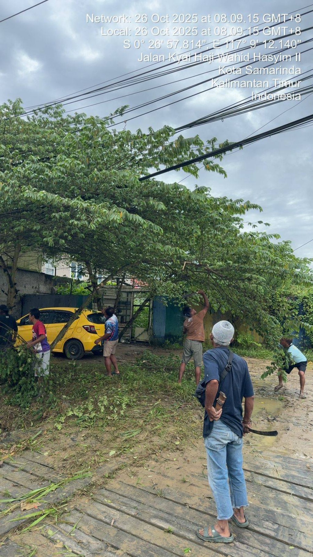 Giat, Minggu 26 Oktober 2025 Melaksanakan kerja bakti rutin dilingkungan Jl. KH. Wahid Hasyim RT 03, Perumahan Pinang Mas RT 06