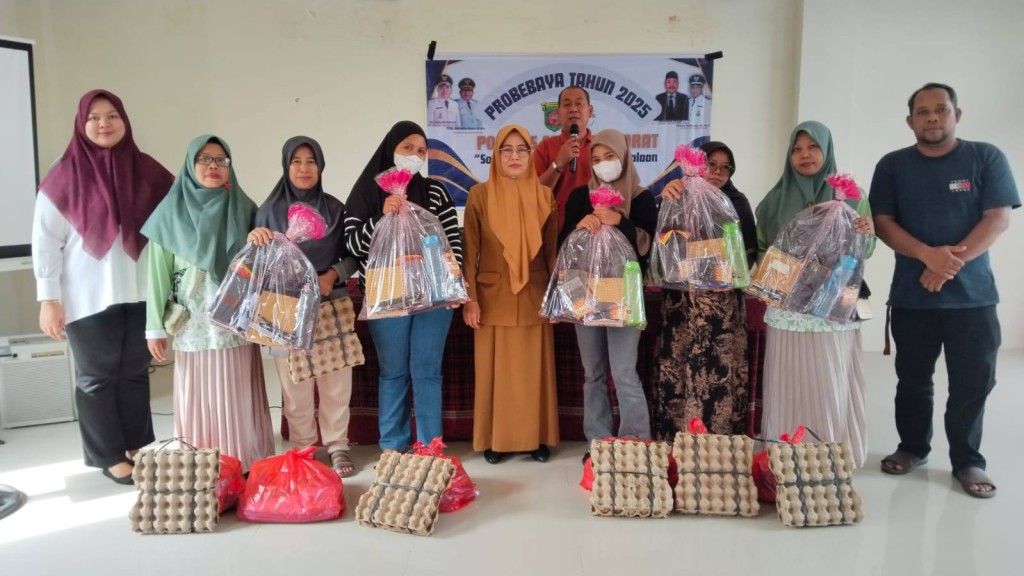 Giat, Selasa 21 Oktober 2025 ‎ ‎Penyerahan Bantuan kepada warga RT 11 pada kegiatan Probebaya bidang Pemberdayaan Tahun Anggaran 2025