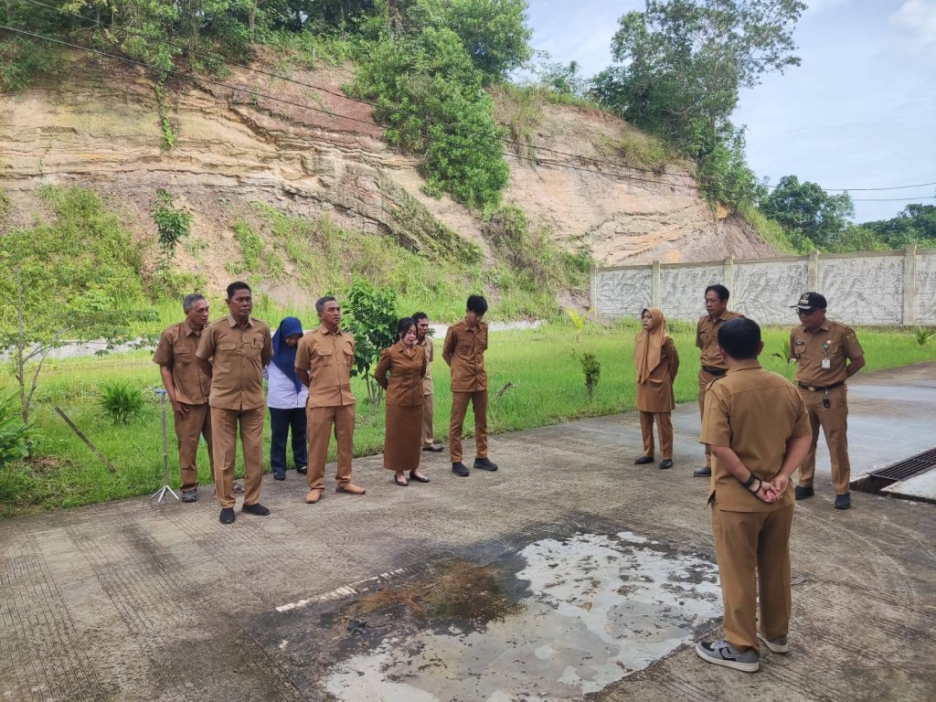 Giat, Senin 27 Oktober 2025 Melaksanakan apel Senin pagi di kelurahan sempaja barat dipimpin oleh Kasi Tapem.