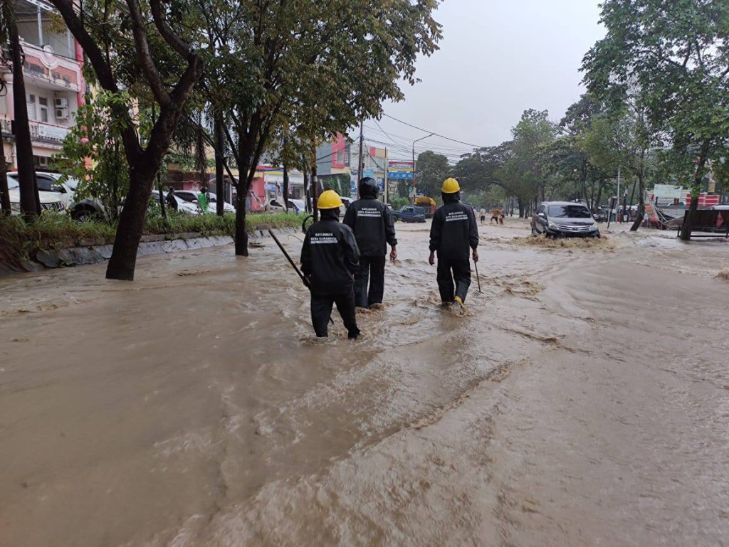 Giat sore, Rabu 22 Oktober 2025 Monitoring jalan saat kondisi curah hujan yang cukup tinggi mengakibatkan banjir di beberapa titik