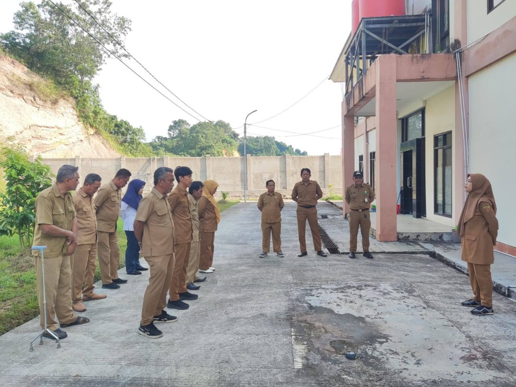 Giat, Senin 03 November 2025 Melaksanakan apel Senin pagi di kelurahan sempaja barat dipimpin oleh Kasi Kesra.