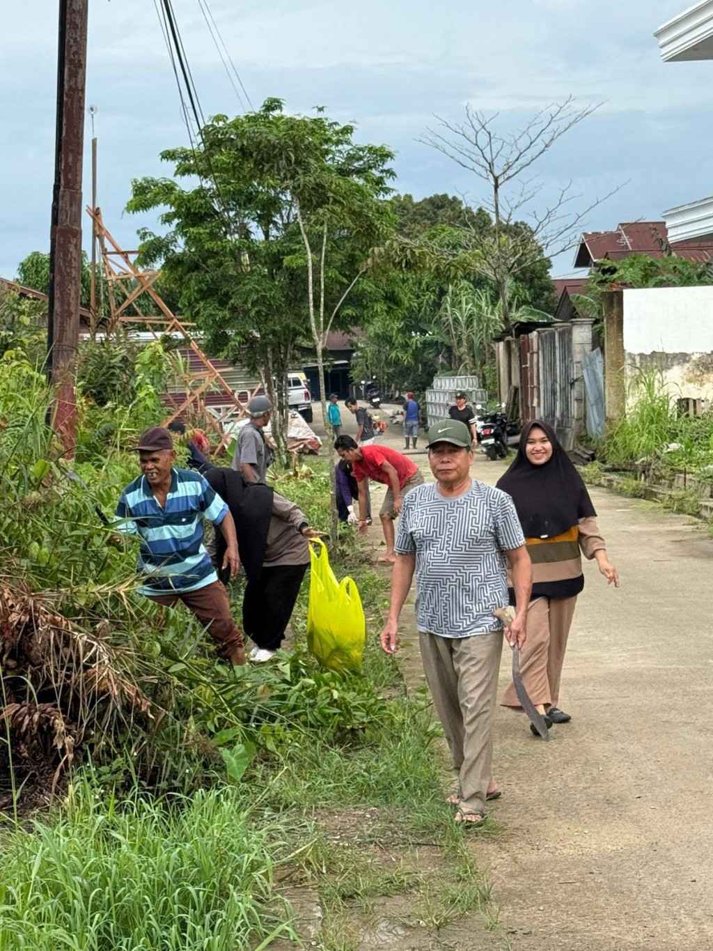 Giat, Minggu 16 November 2025 Melaksanakan kerja bakti rutin dilingkungan RT pada Jl. AW Syahrani GG Walet RT 02,RT 03, RT 12 pada Kelurahan Sempaja Barat