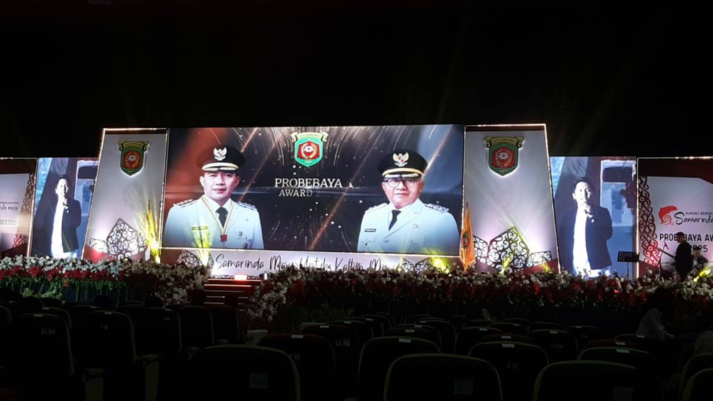Giat, Sabtu 15 November 2025 Menghadiri Acara Penganugerahan Probebaya Award 2025 di Plenary Hall Convention Hall