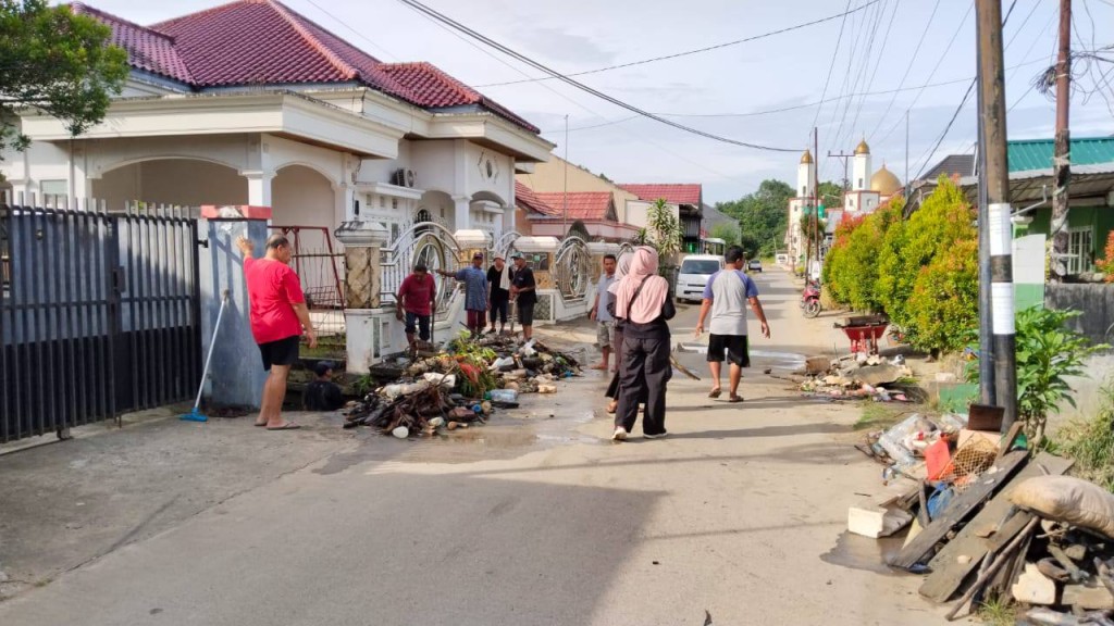 Giat, Minggu 23 November 2025 Melaksanakan kerja bakti rutin