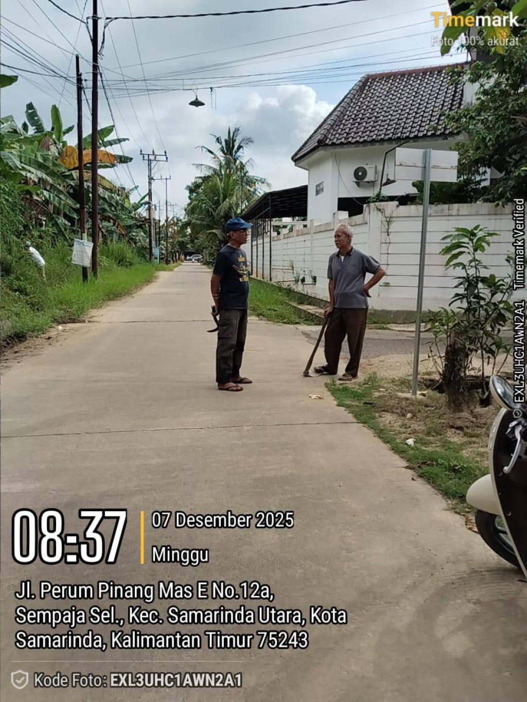 Giat, Minggu 07 Desember 2025 ‎ ‎Melaksanakan kerja bakti rutin dilingkungan Jl. KH Wahid Hasyim Perum Pinang Mas RT 06 pada Kelurahan Sempaja Barat