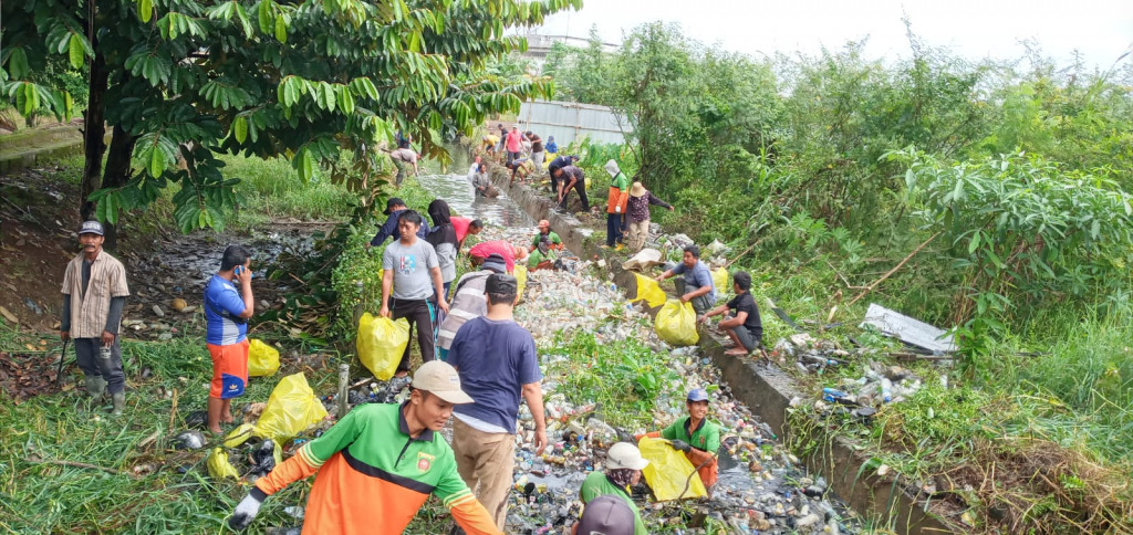 Kegiatan Gotong Royong Massal Pembersihan Anak Sungai Bekitik