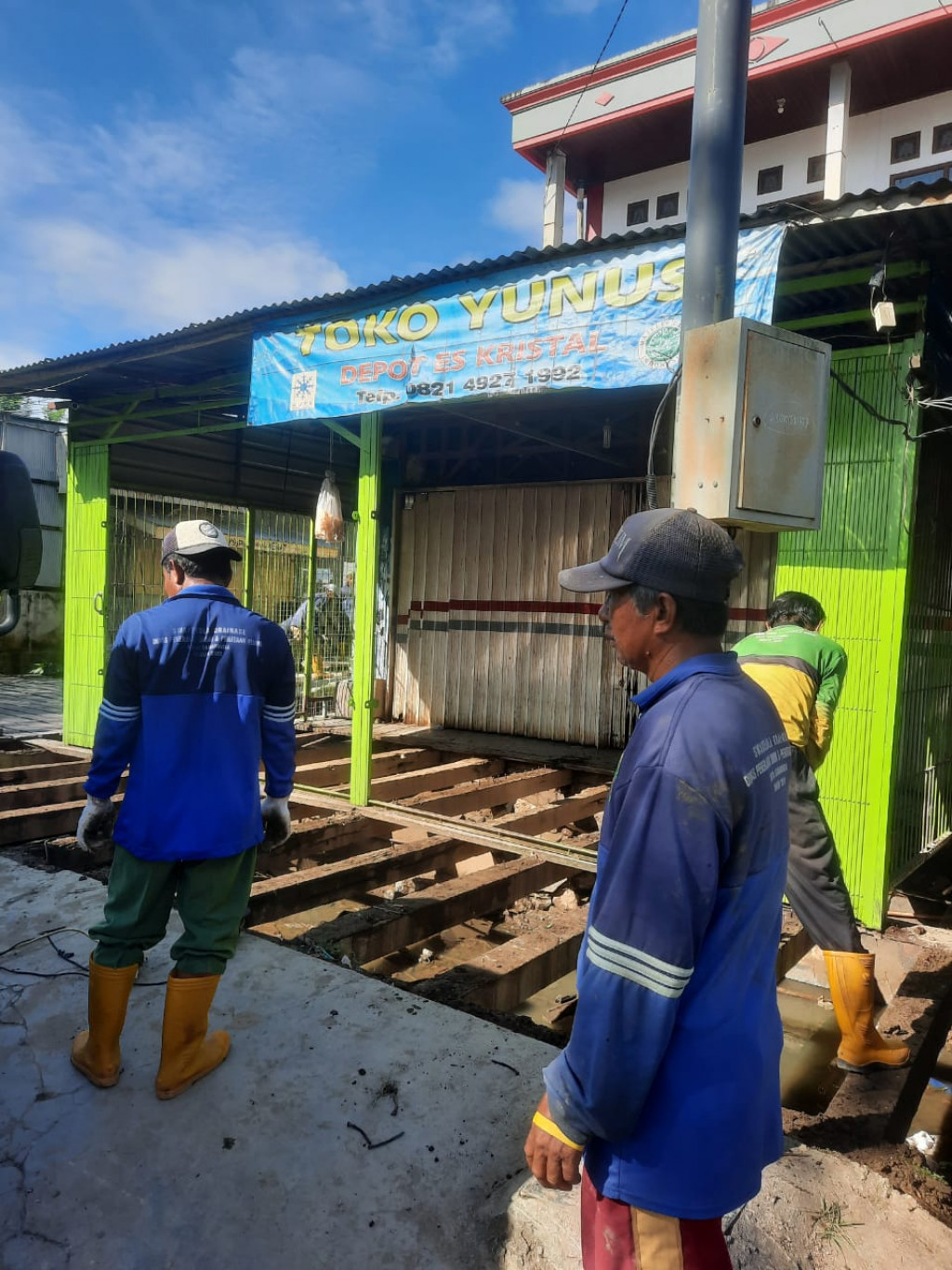 Pembongkaran diatas Parit
