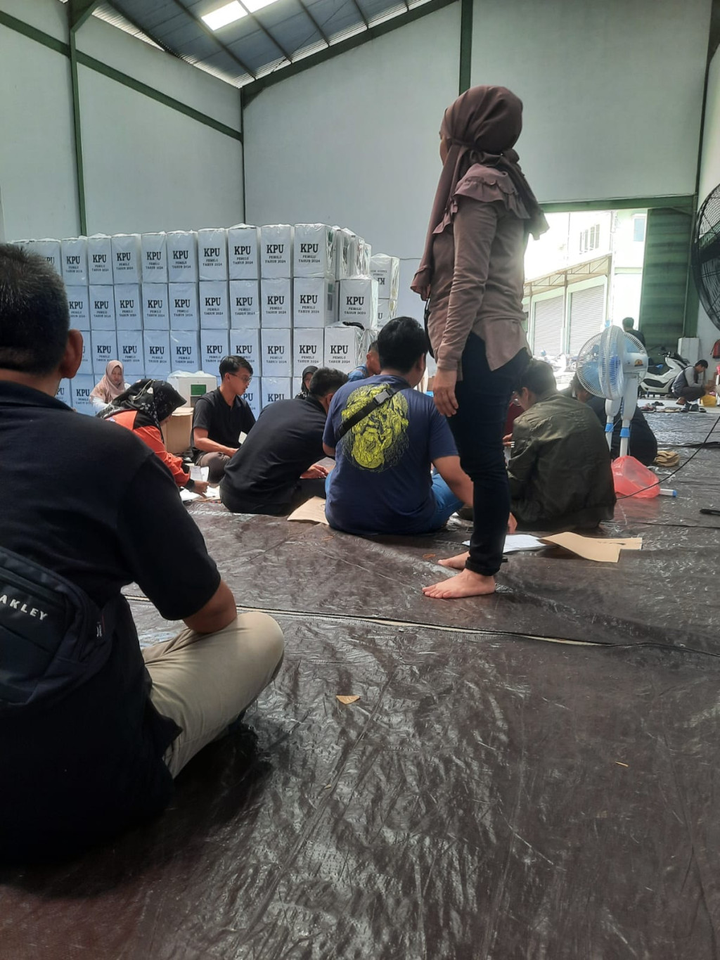 Pengepakan ATK di Gudang KPU