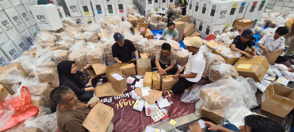 Penyortiran Surat Suara di Pergudangan Jl. Ir. Sutami