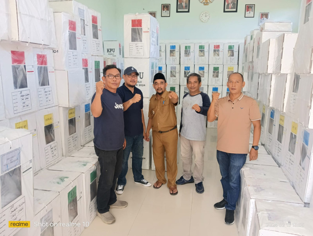 kegiatan distribusi kotak suara pemilu di kelurahan Sempaja selatan oleh pihak kelurahan ,TNI-Polri,PPS,Bawaslu ,PAM TPS  ,dan Cadum