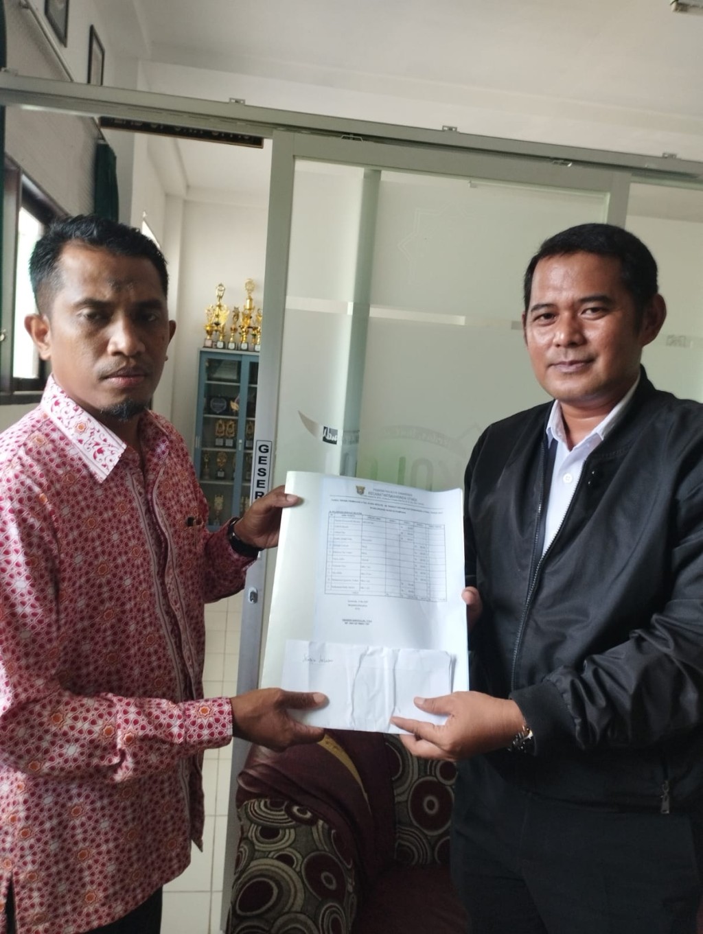 Penyerahan hadiah MTQ ke Official  Kelurahan