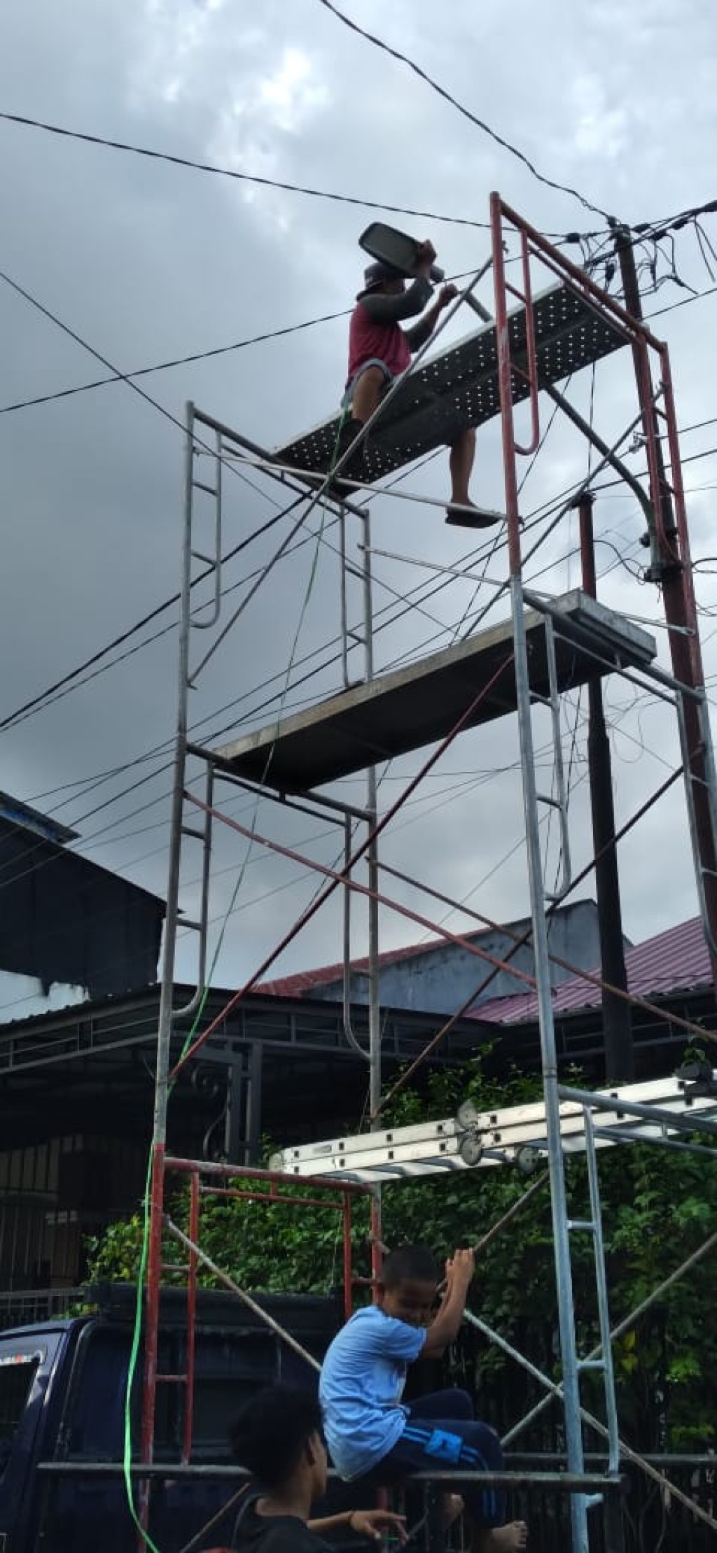Pemasangan Lampu Jalan RT. 030