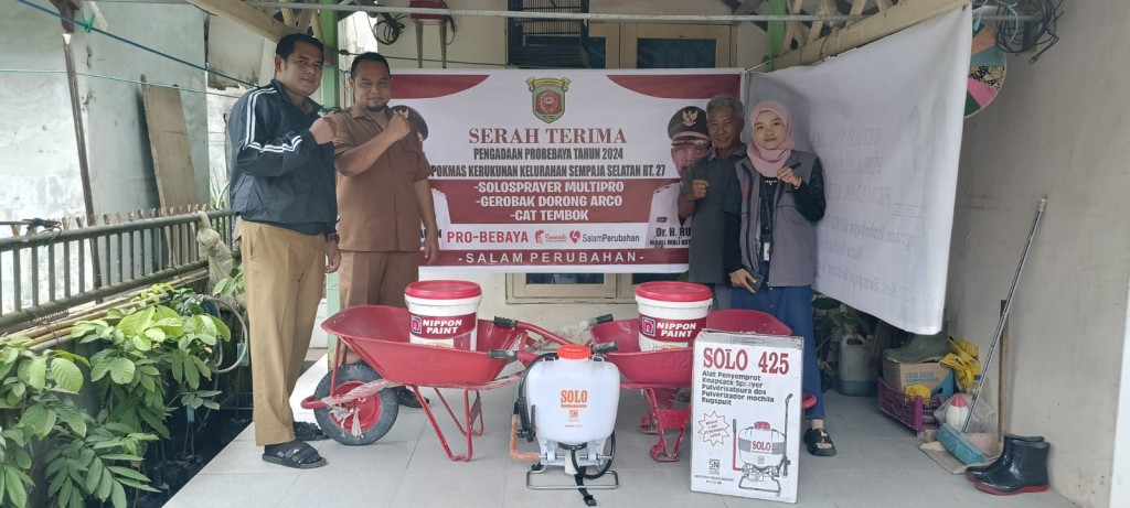 Penyerahan barang pengadaan kegiatan sapras probebaya dilingkungan  RT. 027