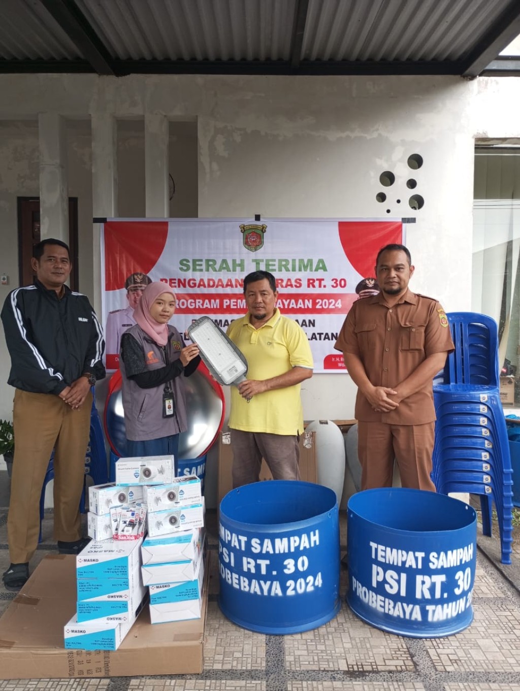 Penyerahan barang pengadaan kegiatan sapras probebaya dilingkungan  RT. 30