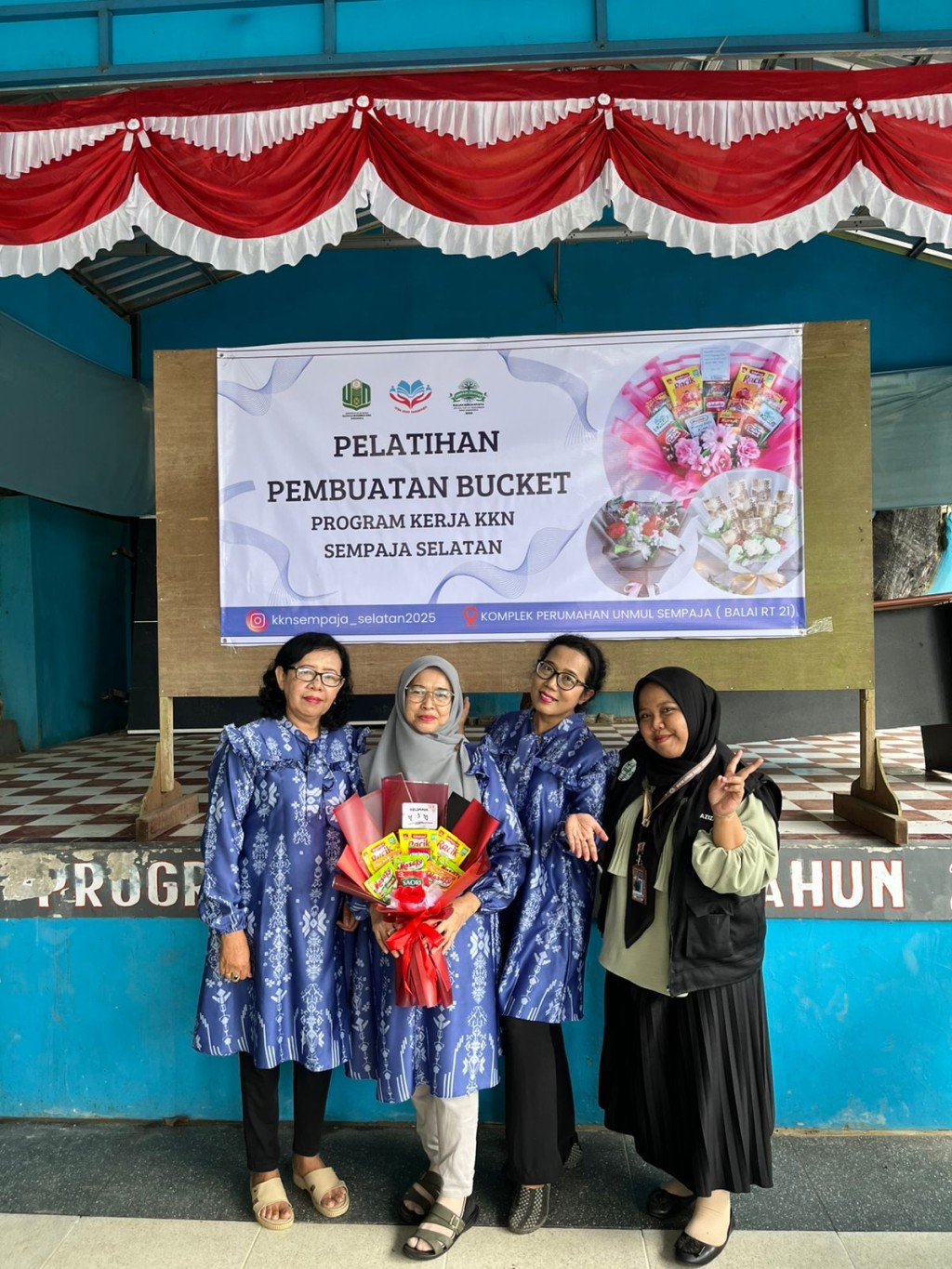 Pelatihan Pembuatan Bucket Ibu ibu Dawis Puri Bukit Asri RT 21 yang diprakarsai Adek adek KKN dari UINSI