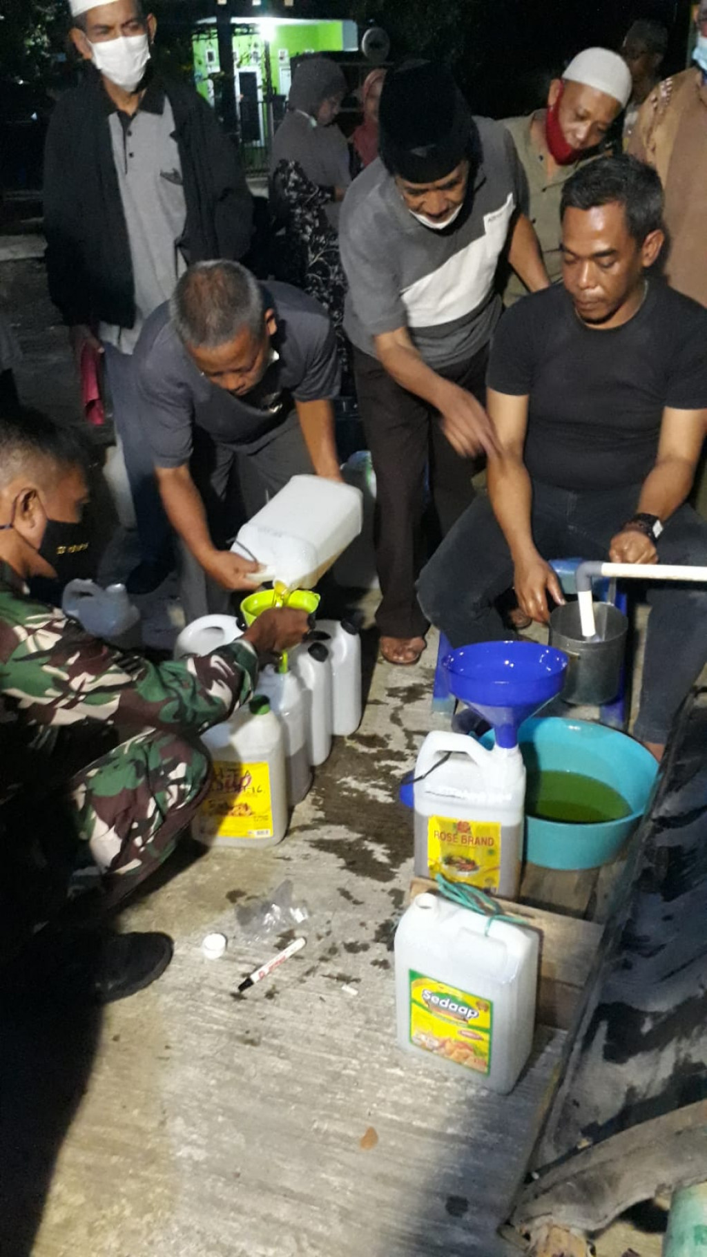 Kelurahan Sempaja Timur Distribusikan 2.400 Liter Minyak Goreng Harga Murah ke Warga