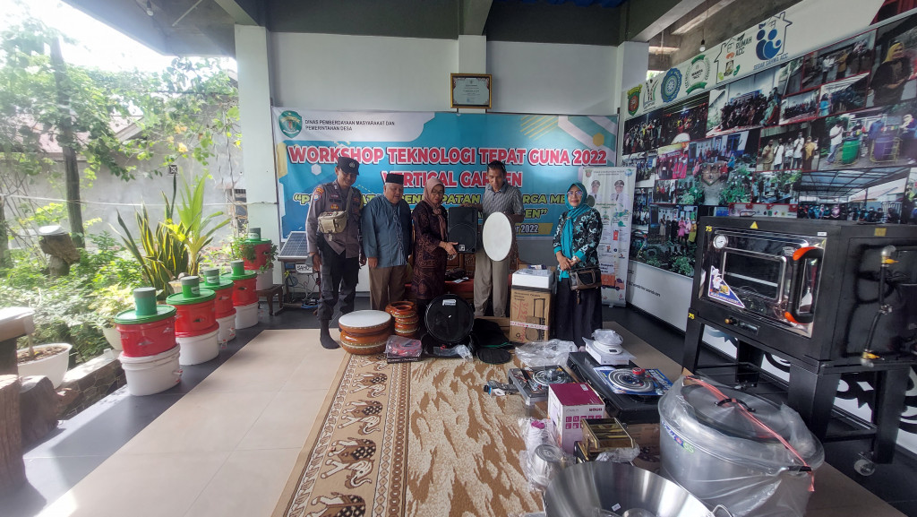 PENYERAHAN PROBEBAYA BIDANG SAPRAS  DAN PEMBERDAYAAN MASYARAKAT RT 43