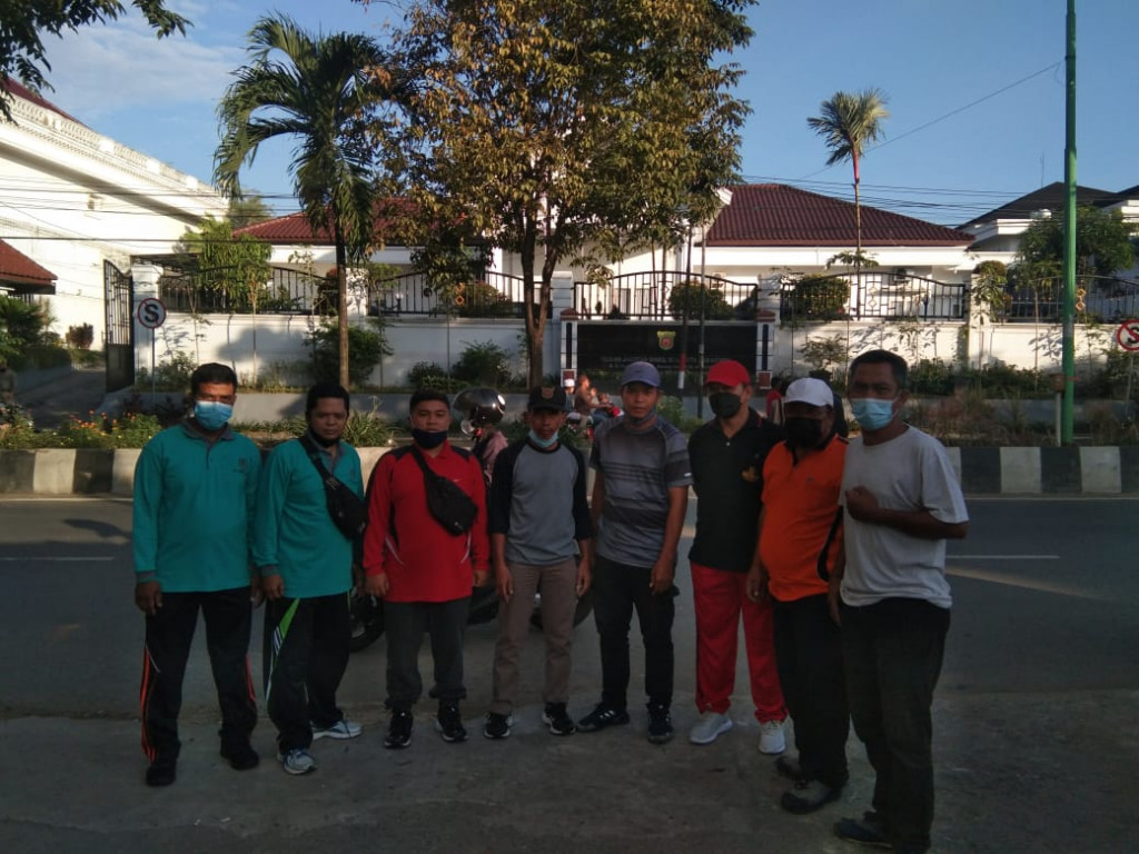 Gotong royong pengecatan trotoar & median jalan bersama perangkat daerah pemkot Samarinda