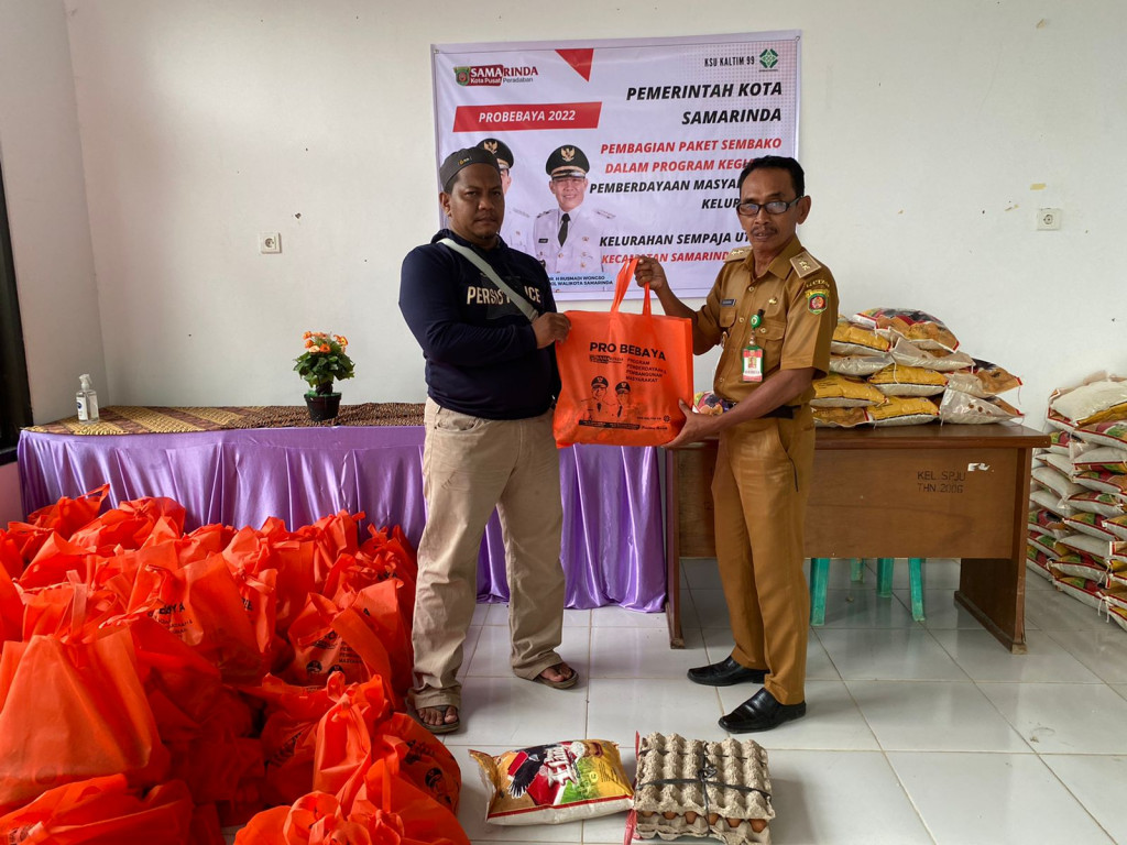 Kegiatan Pemberdayaan Masyarakat  Penyerahan Bahan Sembako untuk Warga DTKS dari Pokmas Manunggal Bakti