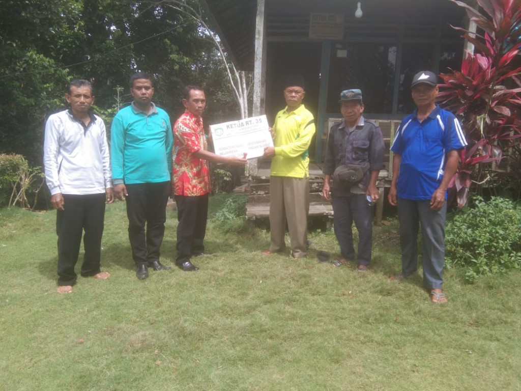 Giat hari Kamis jam 11.00, melakukan kunjungan ke RT 35.37 di wilayah perbatasan samarinda - Kukar Desa Bangun Rejo. Lurah didampingi kasi Tapem dan staf ketua RT 36.