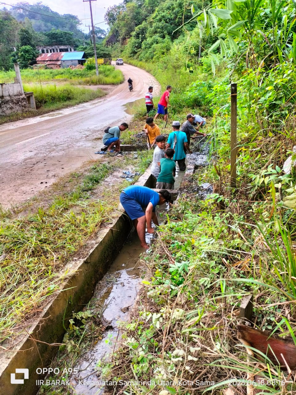 Gotong Royong Jl. Poros Batu Cermin RT.07 kel. Sempaja Utara