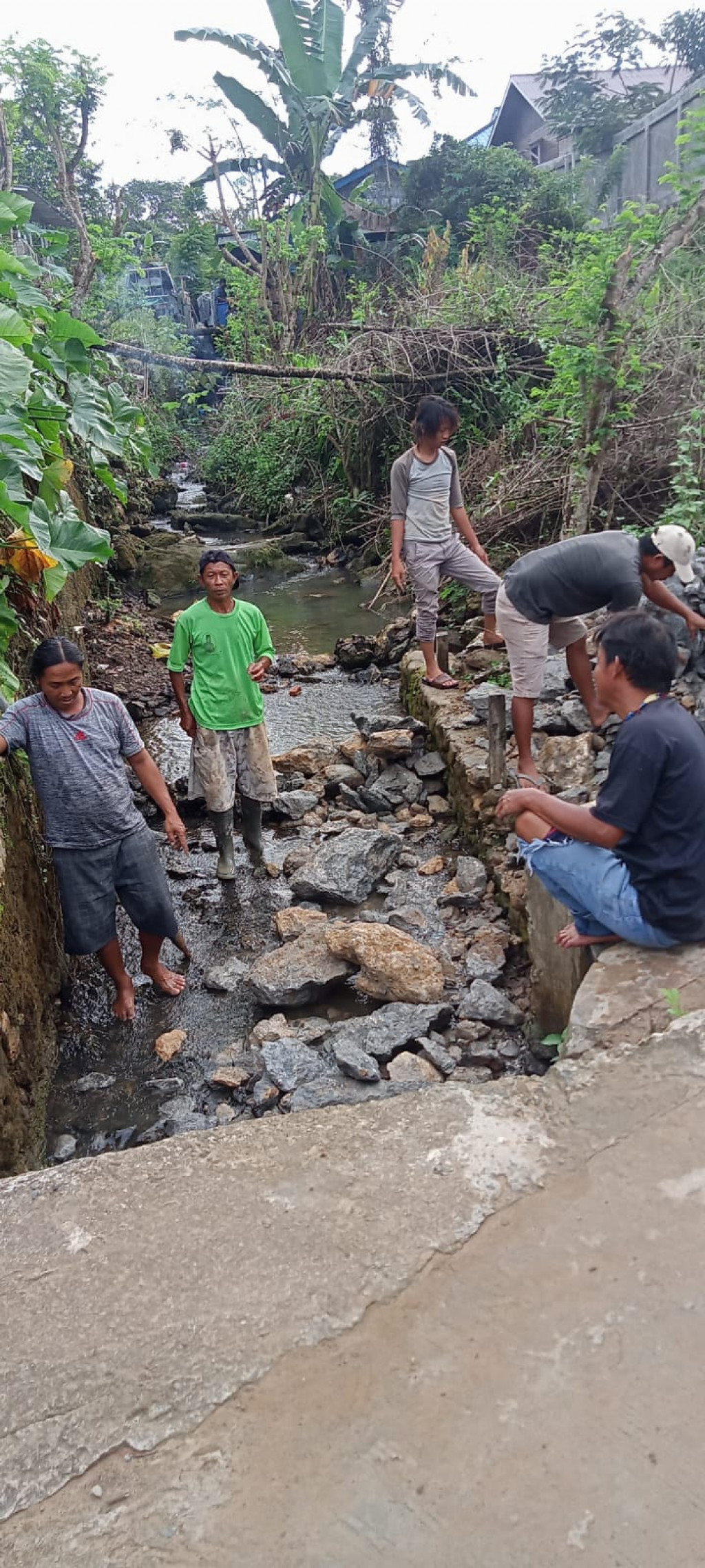 Gotong Royong perbaiki Jembatan yang rusak terkikis banjir RT.05 Jl. Batu Cermin Kel. Sempaja Utara
