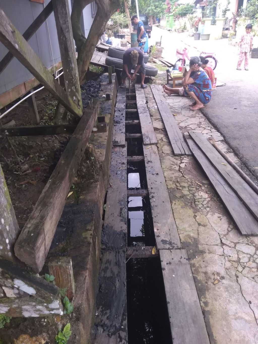 Gotong Royong Warga Rt.03 Jl. Batu Cermin Gg. Kami Kelurahan Sempaja Utara