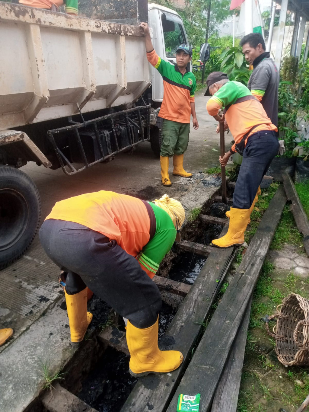 Kegiatan Gotong Royong  Warga RT.24 Perum Solong Kembar Kelurahan Sempaja Utara beserta personil dari Dinas Lingkungan Hidup