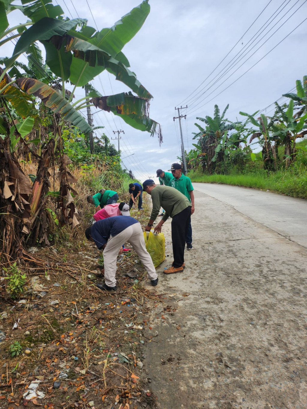 Giat Kerja bakti di Jl. Padat Karya Depan Perum Paris RT.10 Kelurahan Sempaja Utara