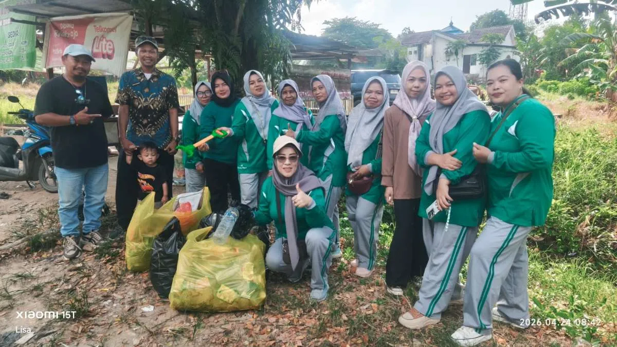 Kegiatan Gotong Royong Memungut Sampah Plastik Pinggir Jalan Padat Karya RT.09, RT.10 dan RT.12 Kelurahan Sempaja Utara Tgl 24 April 2026