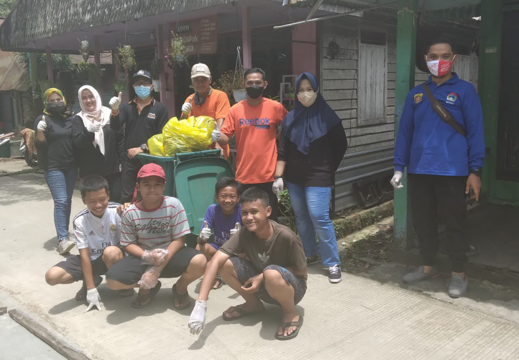 Gotong royong membersihkan lingkungan di sekitar Sekretariat Kampung KB