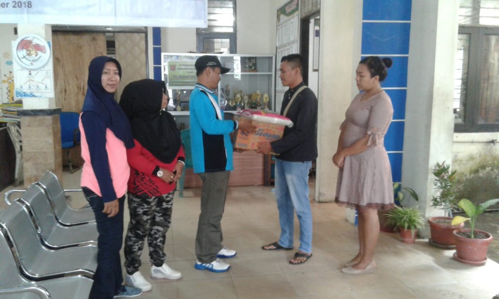 Meyerahkan bantuwan langsung kepada korban donggala