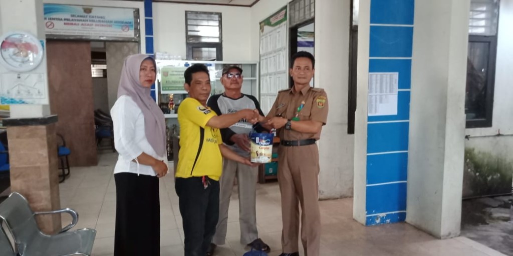 Penyerahan Cat Kepada Ketua RT.40