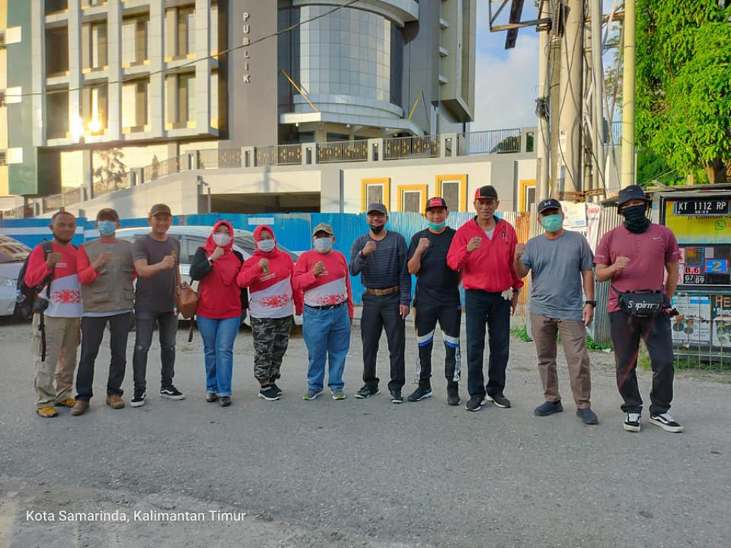 KEGIATAN PENGECATAN TROTOAR DAN MARKA JALAN DALAM MENDUKUNG PROGRAM 100 HARI KERJA WALIKOTA DAN WAKIL WALIKOTA SAMARINDA
